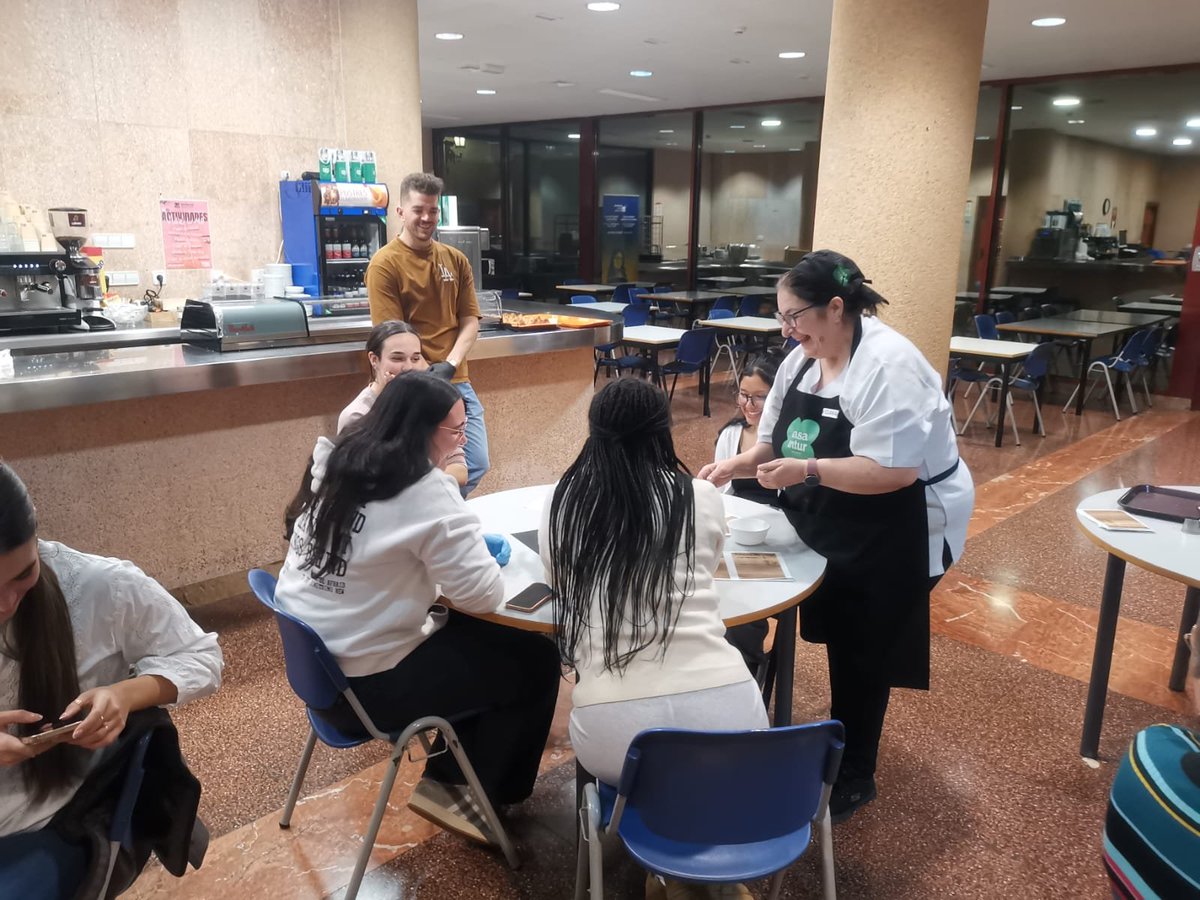 👩‍🍳🎄 𝚃𝚊𝚕𝚕𝚎𝚛 𝚍𝚎 𝙳𝚞𝚕𝚌𝚎𝚜 𝙽𝚊𝚟𝚒𝚍𝚎ñ𝚘𝚜

Ayer, dentro del programa VIDA UMH, disfrutamos del taller de recetas de tradición navideña en la cafetería de la facultad. ¡Gracias a todos! 🎄🍬