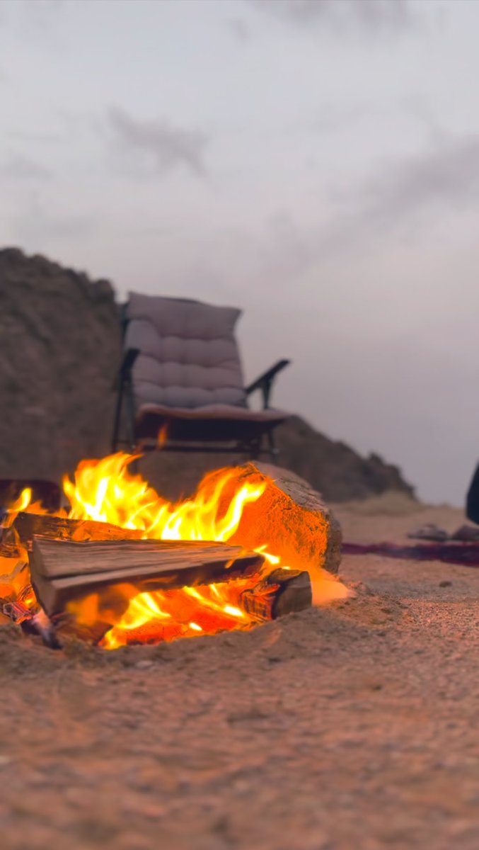 يبقى مكان الغالي خـالـي ولو كان
تـزاحـمـت الناس مِّـنـَا و مِّـنـَا ..