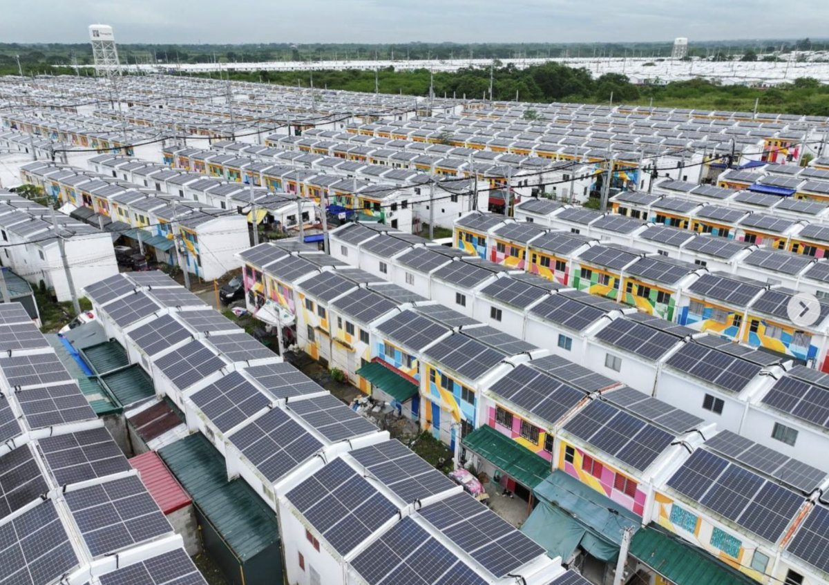 pvmagazine's tweet image. Philippines commissions 6.5 MW solar project for social housing: The 6.55 MW project, hailed as the world’s first grid-connected, solar rooftop project within a social housing community, equipped almost… dlvr.it/TPVCmM #Photovoltaics #EnergyStorage #RenewableEnergy