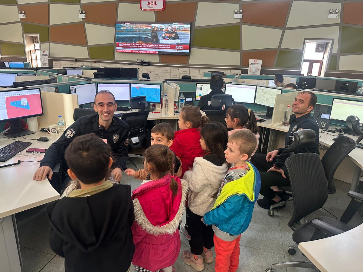 Mardin112acm's tweet image. 112 Acil Çağrı Numarası tanıtım faaliyeti kapsamında kurumumuzu ziyaret eden Artuklu Sevgi Anaokulu (5.grup) öğrencilerine acil durumda 112’nin tek numara olduğu anlatıldı ve 112 temalı promosyonlar dağıtıldı. @TC_icisleri @Mardin_Valiligi @iletisim @illeridaresi @112teknumara