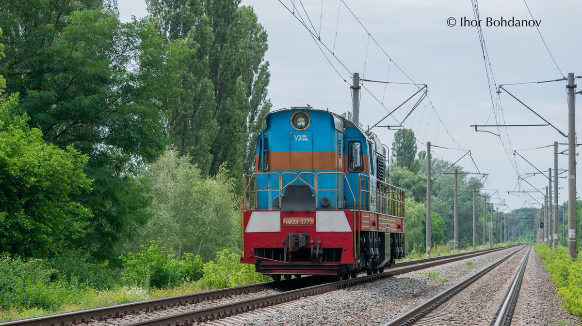 InsiderRail's tweet photo. Ukrzaliznytsia kept freight tariffs unchanged throughout 2025 — saving producers over ₴20 billion.

CEO Oleksandr Pertsovskyi says this became possible largely due to railway workers, whose wages haven’t been reviewed since 2024 and remain among the lowest in the sector. 

50% of Ukrzaliznytsia’s expenses are payroll costs for its nearly 170,000 employees.

He noted that logistics for many producers actually became cheaper thanks to repaired bridges and low wagon demand — but the “price” of this economy has been shouldered by rank-and-file rail workers.

Ukrzaliznytsia is ready to discuss how a future tariff increase could be redistributed between tariff classes, while also supporting a systemic reform of tariff-setting led by the Ministry.