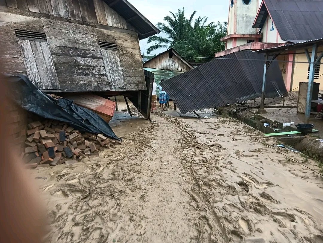 aiyodep's tweet photo. Sedih sekali rasanya melihat kejadian yang terjadi di Sibolga-Tapteng saat ini. Terlebih di daerah Sorkam dan sekitarnya yang merupakan kampung halaman ku :(
Rumah masyarakat terbawa arus banjir :(( https://t.co/pzbTnSpSuu