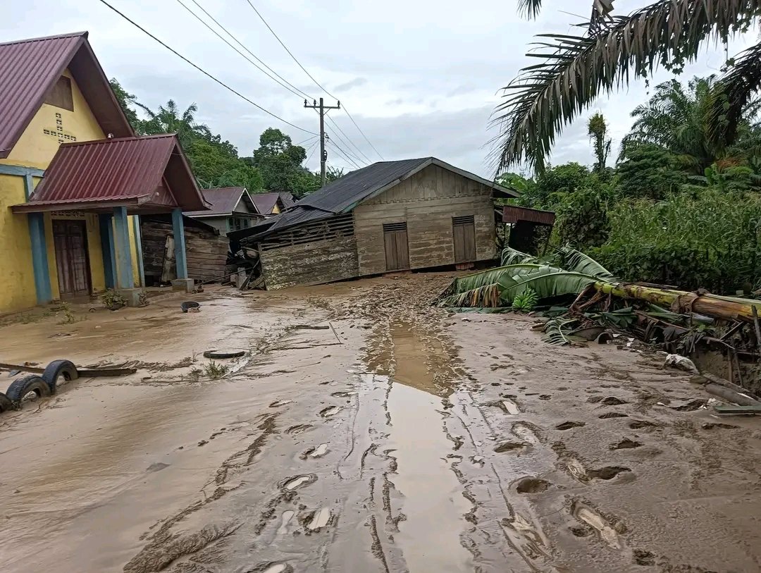 aiyodep's tweet photo. Sedih sekali rasanya melihat kejadian yang terjadi di Sibolga-Tapteng saat ini. Terlebih di daerah Sorkam dan sekitarnya yang merupakan kampung halaman ku :(
Rumah masyarakat terbawa arus banjir :(( https://t.co/pzbTnSpSuu