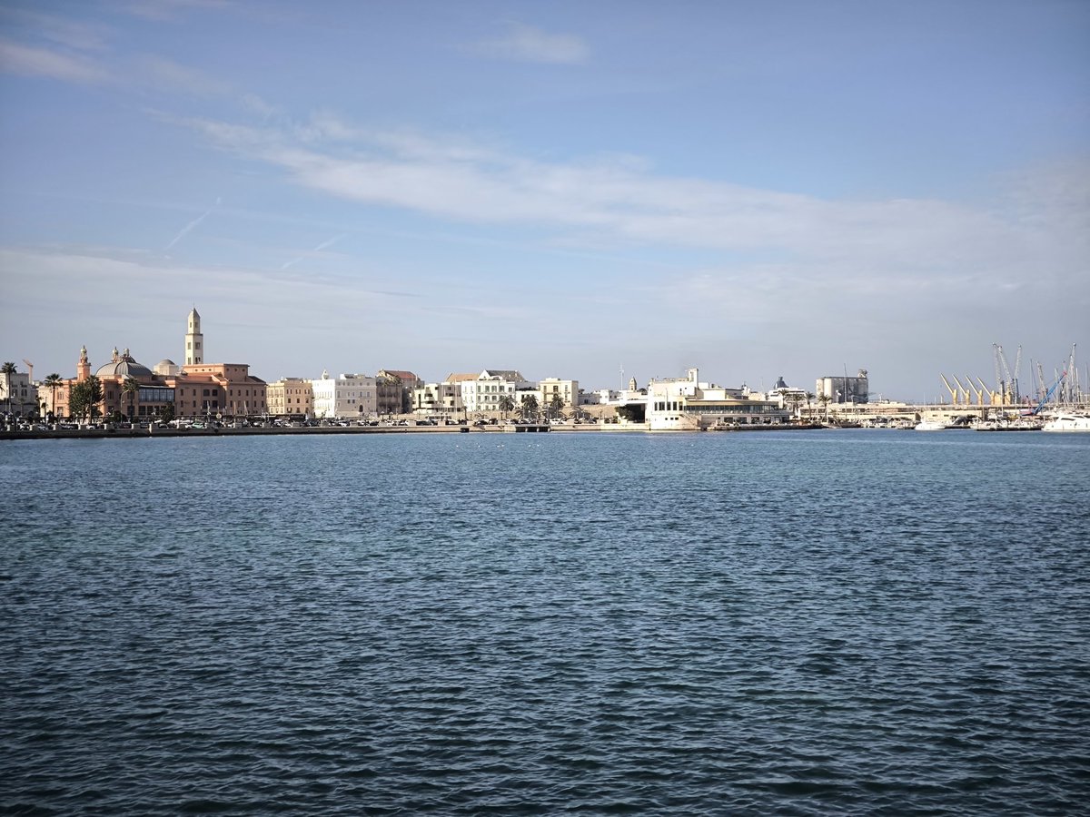 enkocsis's tweet photo. Bari, az öblítő illatú kutyaszaros város https://t.co/NYy7Hbe2lC