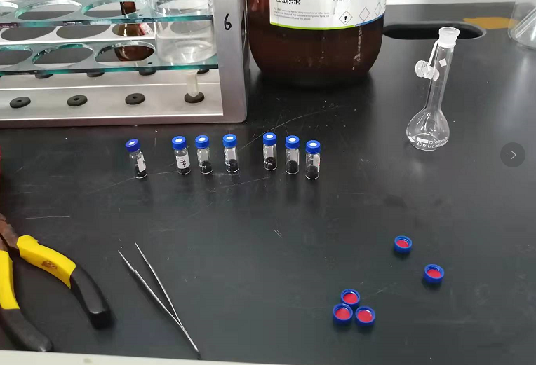 AijirenTech's tweet image. 🧪Soil analysis day!
Grabbed soil from the field, hauled ’em back to the lab, and got all sorted into these tiny sample vials. Next step: Dissolve ’em with the right solvent, then run   through Agilent HPLC 8890 to check what’s in the soil.
#LabLife #SoilAnalysis #HPLC #Science