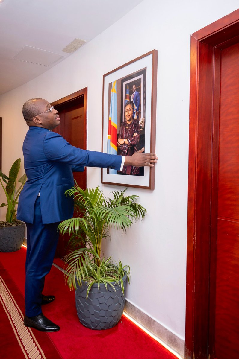 AlphaLima1919's tweet image. Sous la vision du Président @fatshi13_ et l’impulsion de la Première #Ministre @SuminwaJudith , Maître @Guy_Loando assure un Parlement efficace et des réformes durables. Gouvernance, dialogue et développement au cœur de son action. 🇨🇩 #Gouvernance #RDC