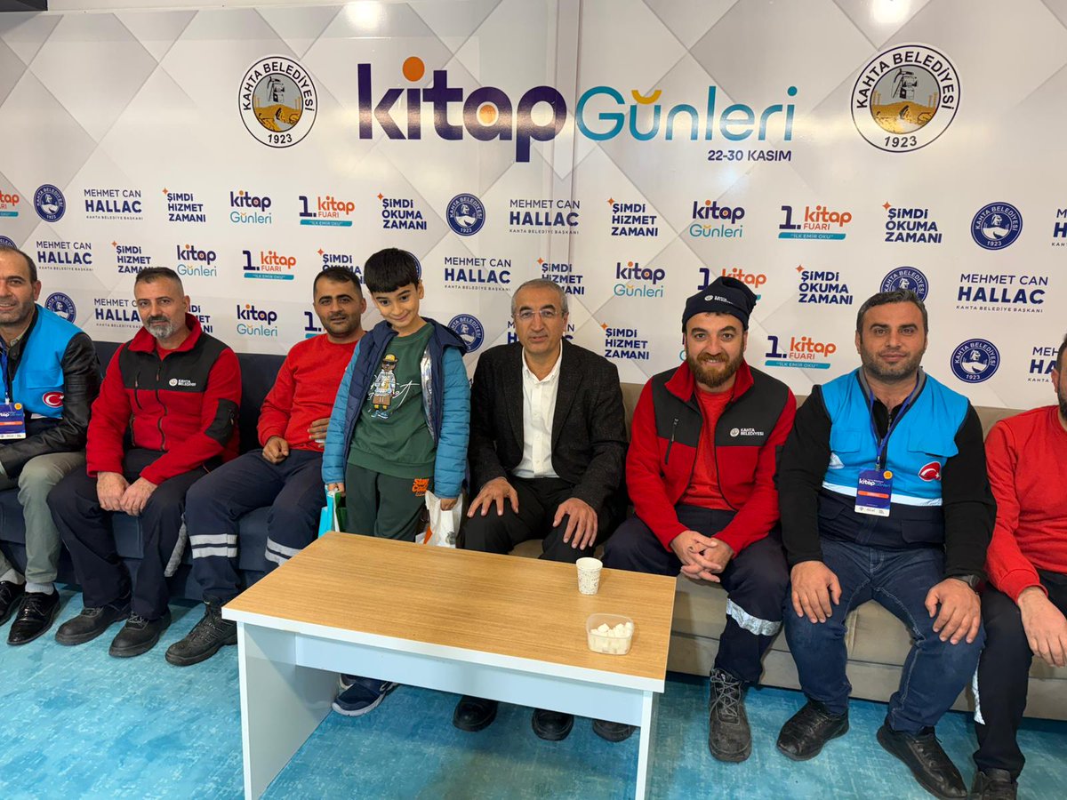 📚 İlçemizde düzenlenen Kitap Fuarı’nda gece gündüz demeden emek veren kıymetli personellerimizle bir araya geldik.

🤝 Samimi bir sohbet ve hasbihal ile gönül bağımızı güçlendirdik.

Emeği geçen tüm çalışma arkadaşlarıma teşekkür ediyorum.

<a href="/abuyukgumus/">Ahmet Büyükgümüş</a>
<a href="/hakanaksu058/">Hakan AKSU 🇹🇷</a>
<a href="/farukaytek/">Faruk Aytek</a>