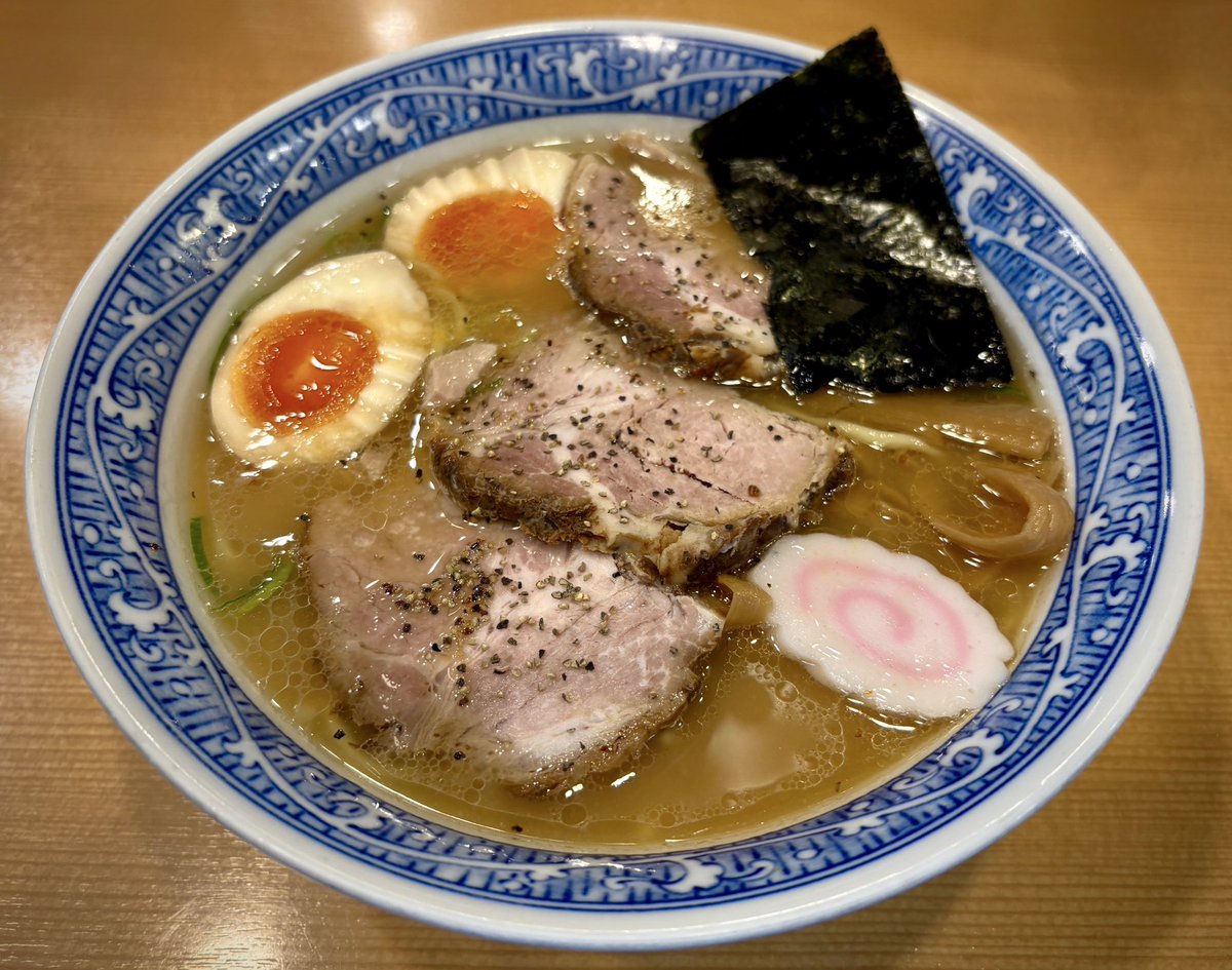 中華そば 青葉 中野本店@中野

特製中華そば

覚えていないくらいに久しぶりの中野青葉。私がラーメンを食べ始めた頃は､池袋の大勝軒や高田馬場のべんてんと並ぶ人気店でした。

久しぶりに食べて､魚介と動物のダブルスープの美味しさに衝撃を受けた当時を思い出した。