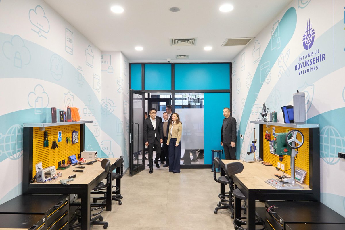 Bugün Küçükçekmece’de yeni hizmete açtığımız Filenin Sultanları Gençlik Merkezimizi <a href="/ibbgsm/">İBB Gençlik ve Spor</a> ekibiyle birlikte ziyaret ettik. 6.700 metrekarelik bu modern merkez, Küçükçekmece ve çevresindeki gençler için harika bir buluşma noktası, güçlü bir öğrenme ve gelişim alanı oldu.