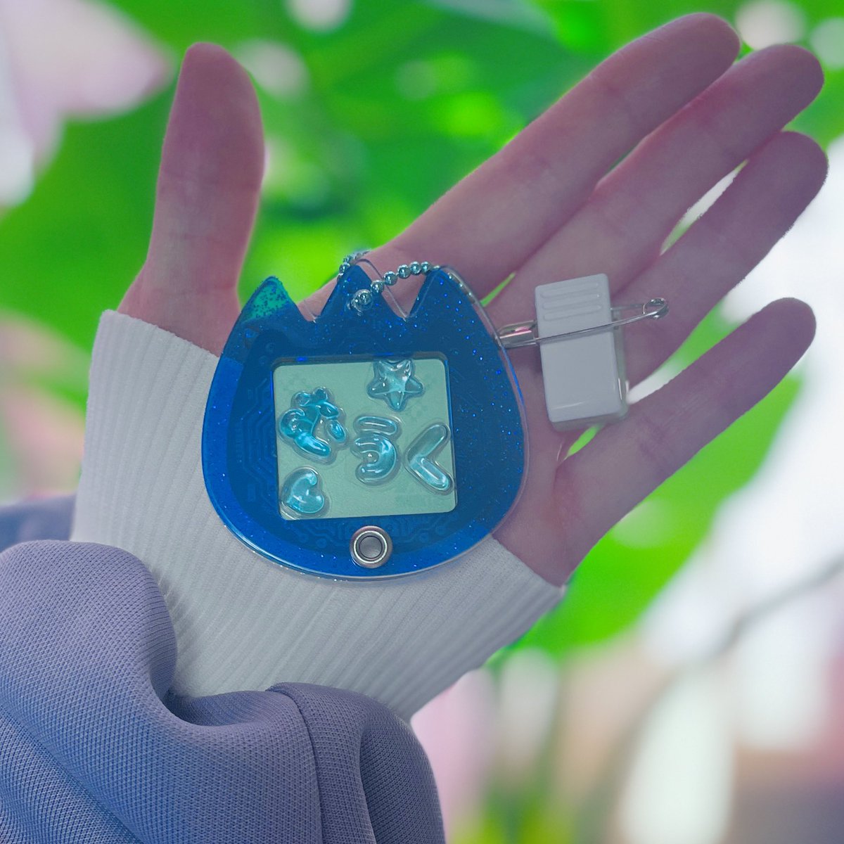 ✨アイテム活用術 その2✨
📛デジタル!?おなまえバッジ風カスタムアクキー📛
クリップ&amp;バッジになるパーツを裏面に付ければ更に楽しい！ メモを挟んだり、ぬいやバッグなどに付けて遊んでみてね！ 
※クリップ&amp;バッジパーツは後日MUUKTOY通販にて販売予定

個展MUUKTOY MARKETにて先行販売！🛒