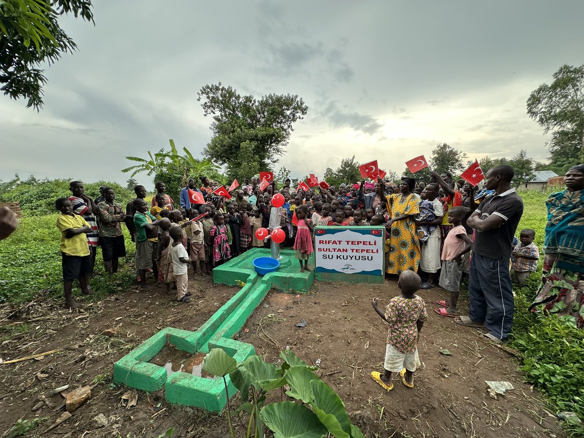 MuhabbetBirlikk's tweet photo. Muhabbet Birlik Vakfı olarak Afrikanın Uganda ülkesinin mbale şehrinin köylerinde temiz suya ihtiyacını gidermek için su kuyuları açıyoruz. 

Çünkü biliyoruzki 

“Dünyanın en önemli konuSU
SonSUz deil onSUz olmaz
SUYUN önemini biliyor
Buna göre çözüm üretiyoruz
Temiz SU Temiz bir hayat demektir.”