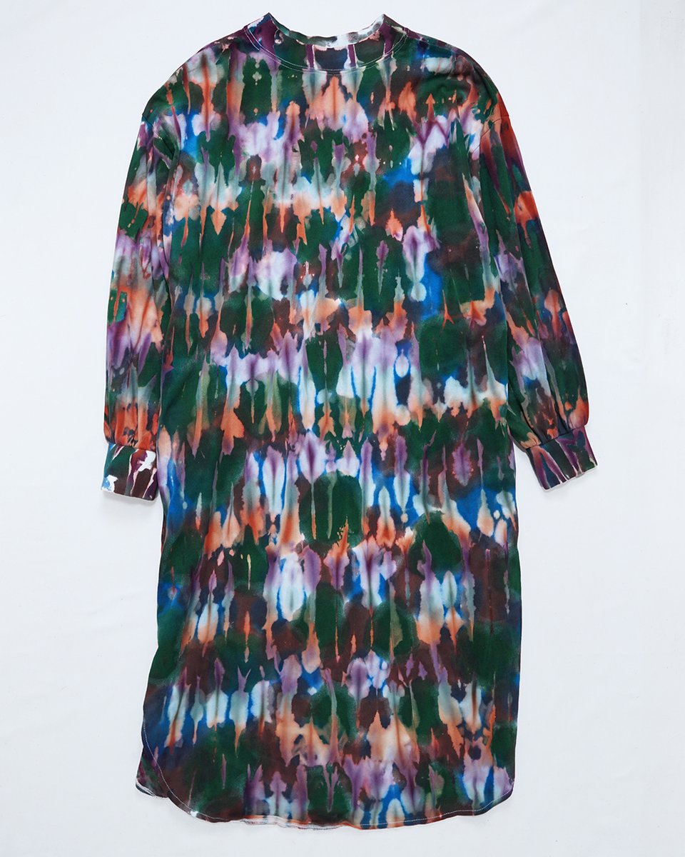 Uchida Dyed Dress Series✨
地染め+絞り脱色+ハンドペイント 

色とりどりの糸で刺繍が施されたようなイメージで染め上げたマルチカラーワンピ。
グリーンをベースに3色で地染めしてから縦線が入るように絞って脱色した上にさらに刷毛で色をさしています。