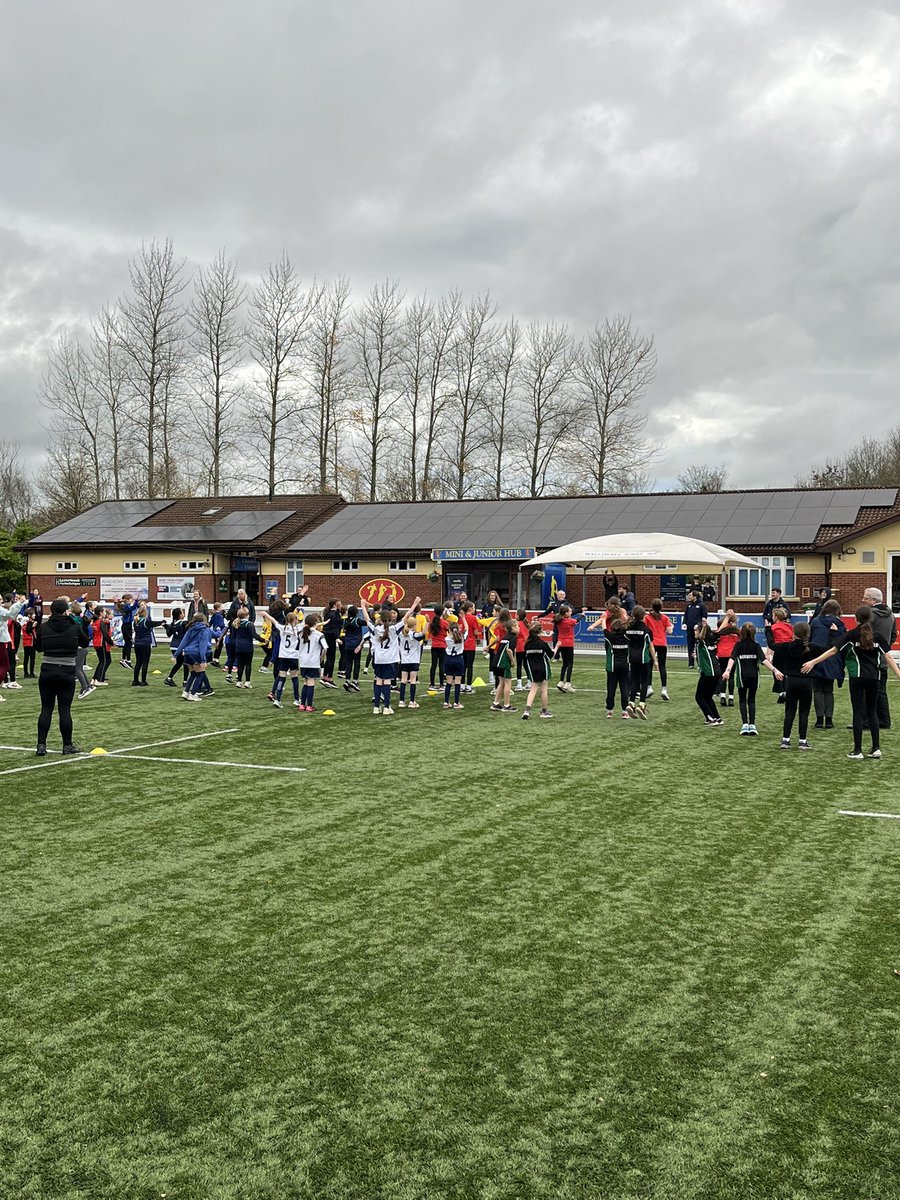 ChesterSSP's tweet image. Mass warm up underway at our girls rugby festival. Sale Sharks Women leading the way! 🩷🏉 @ChesterRUFC @SaleSharksWomen