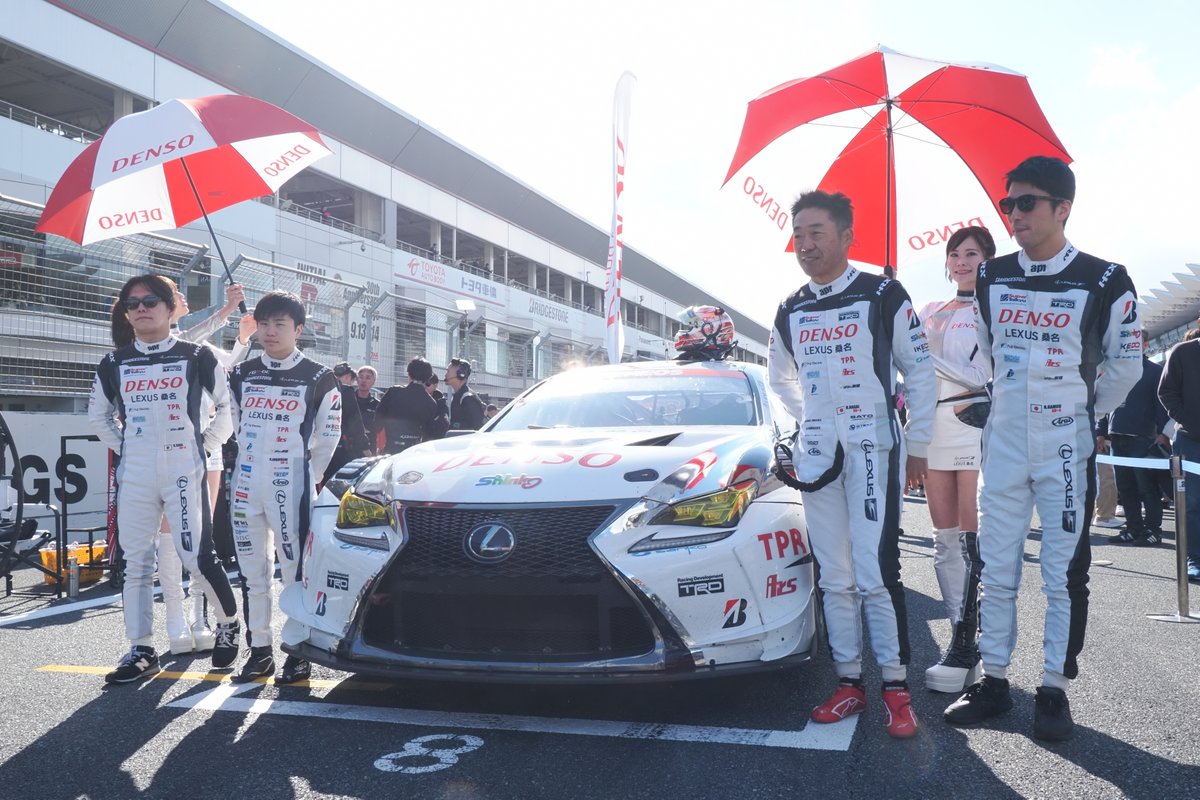 yamachan415's tweet image. 2025.11.16 スーパー耐久Rd.7 富士 
決勝日 スタート進行 
メディア撮影対応でパーテーション解放
再び仕切るコントローラーさん
おつかれさまです😅

#桐生もえこ (@mamimumemoepii) さん 

#apr 
#LEXUS 
#DENSO