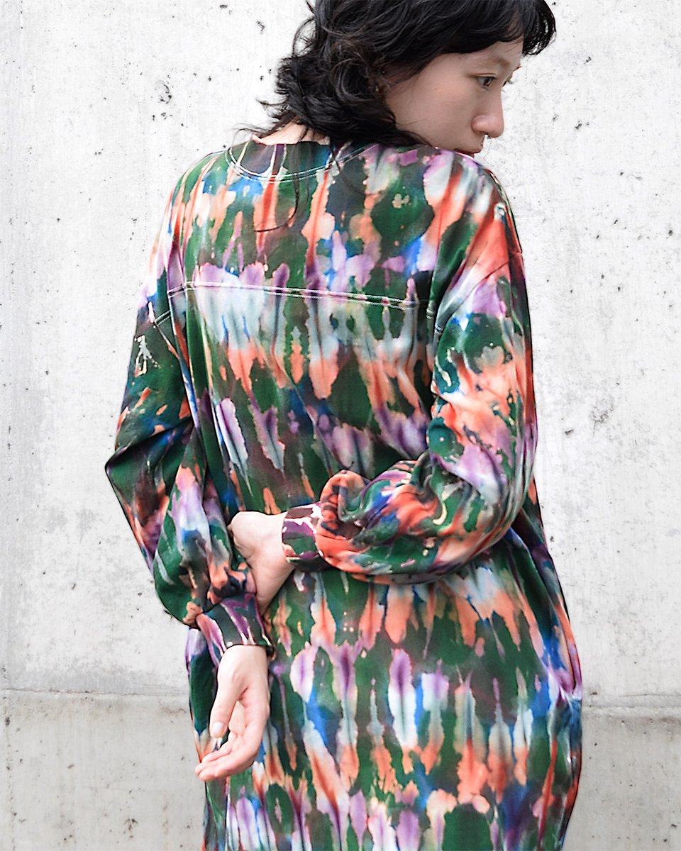 Uchida Dyed Dress Series✨
地染め+絞り脱色+ハンドペイント / 

色とりどりの糸で刺繍が施されたようなイメージで染め上げたマルチカラーワンピ。
グリーンをベースに3色で地染めしてから縦線が入るように絞って脱色した上にさらに刷毛で色をさしています。