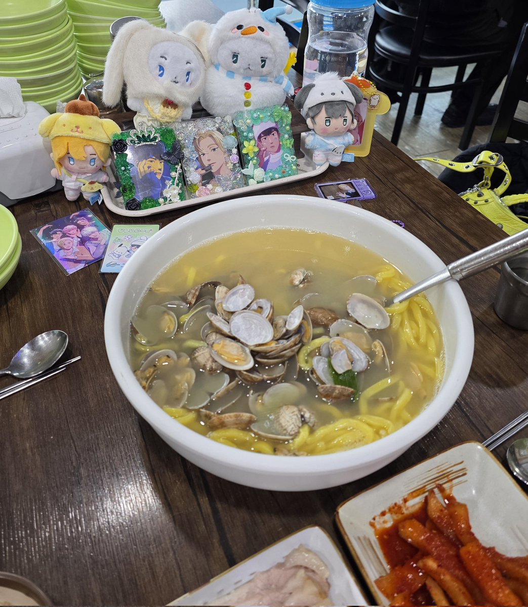 Plli_bokbokbok's tweet photo. 너무 짧아서 아쉬웠던 플놀이 💜🖤
황도바칼갔다가 
합정에서 하민이 자만추하고 
상수 플리쉼터
내가 많이 애정해 애두라 🖤💜 https://t.co/nAaEo2Sh9V