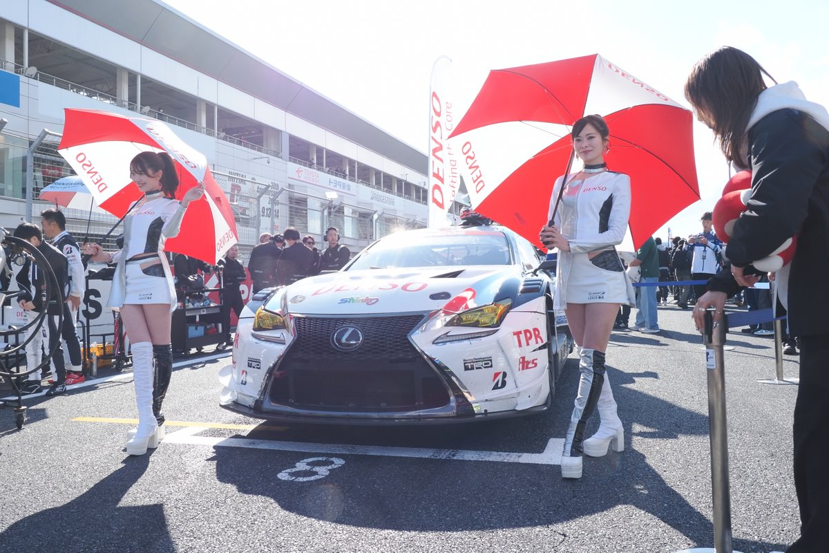 yamachan415's tweet image. 2025.11.16 スーパー耐久Rd.7 富士 
決勝日 スタート進行 
メディア撮影対応でパーテーション解放
再び仕切るコントローラーさん
おつかれさまです😅

#桐生もえこ (@mamimumemoepii) さん 

#apr 
#LEXUS 
#DENSO