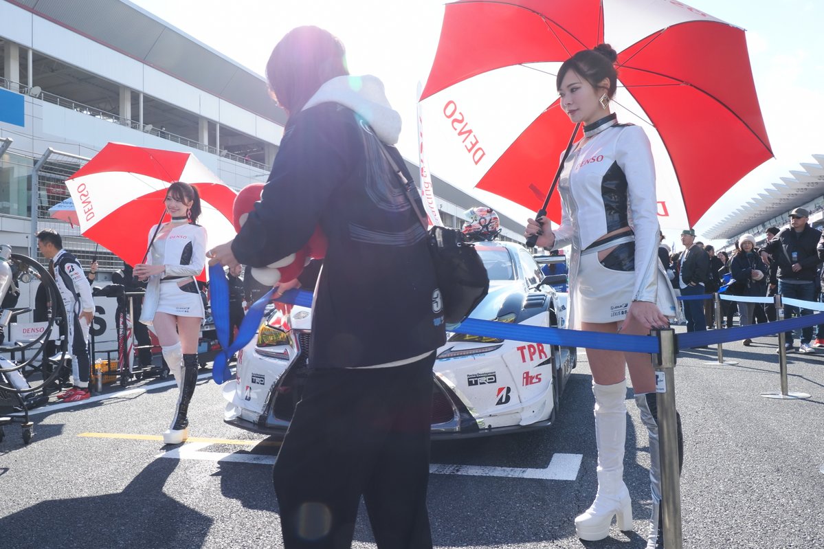 yamachan415's tweet image. 2025.11.16 スーパー耐久Rd.7 富士 
決勝日 スタート進行 
メディア撮影対応でパーテーション解放
再び仕切るコントローラーさん
おつかれさまです😅

#桐生もえこ (@mamimumemoepii) さん 

#apr 
#LEXUS 
#DENSO