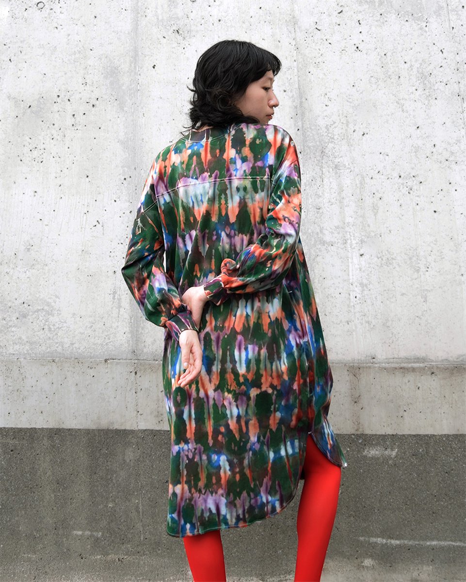 Uchida Dyed Dress Series✨
地染め+絞り脱色+ハンドペイント / 

色とりどりの糸で刺繍が施されたようなイメージで染め上げたマルチカラーワンピ。
グリーンをベースに3色で地染めしてから縦線が入るように絞って脱色した上にさらに刷毛で色をさしています。