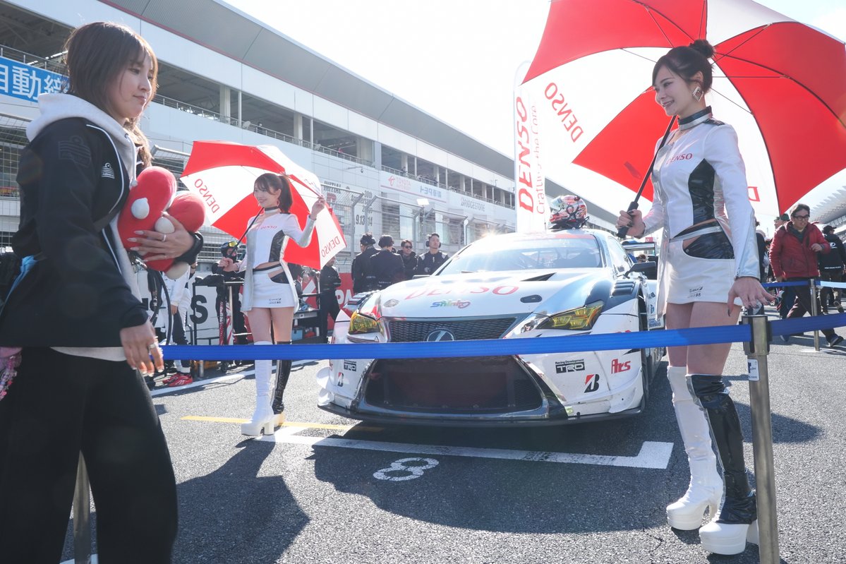 yamachan415's tweet image. 2025.11.16 スーパー耐久Rd.7 富士 
決勝日 スタート進行 
メディア撮影対応でパーテーション解放
再び仕切るコントローラーさん
おつかれさまです😅

#桐生もえこ (@mamimumemoepii) さん 

#apr 
#LEXUS 
#DENSO