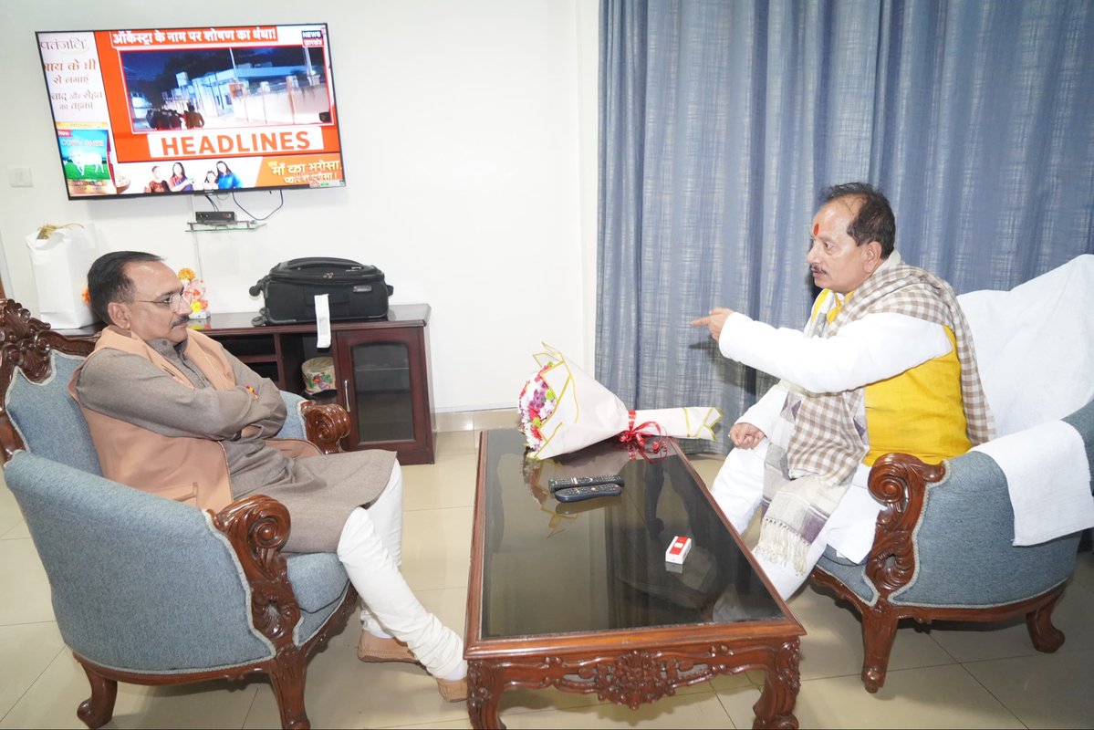 Virend_Sachdeva's tweet image. आज बिहार के यशस्वी उप मुख्यमंत्री श्री विजय कुमार सिन्हा जी से शुभेक्षा मुलाकात कर उन्हें जीत की शुभकामनाएँ दी।

एनडीए सरकार में बिहार तेजी से बदल रहा है, विकास की योजनाएँ ज़मीन पर उतर रही हैं और सुशासन का प्रभाव हर क्षेत्र में दिखाई दे रहा है।

बिहार को समृद्ध, सुरक्षित और…