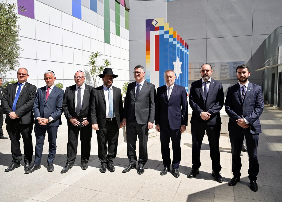 Recibimos al canciller de Israel
Como parte de la visita oficial que está realizando en Argentina, <a href="/gidonsaar/">Gideon Sa'ar | גדעון סער</a> estuvo ayer en nuestra institución y rindió homenaje a las víctimas del atentado del 18 de julio de 1994.
Acompañado por el embajador de <a href="/IsraelArgentina/">Israel en Argentina</a>, <a href="/AmbEyalSela/">Eyal Sela</a>;