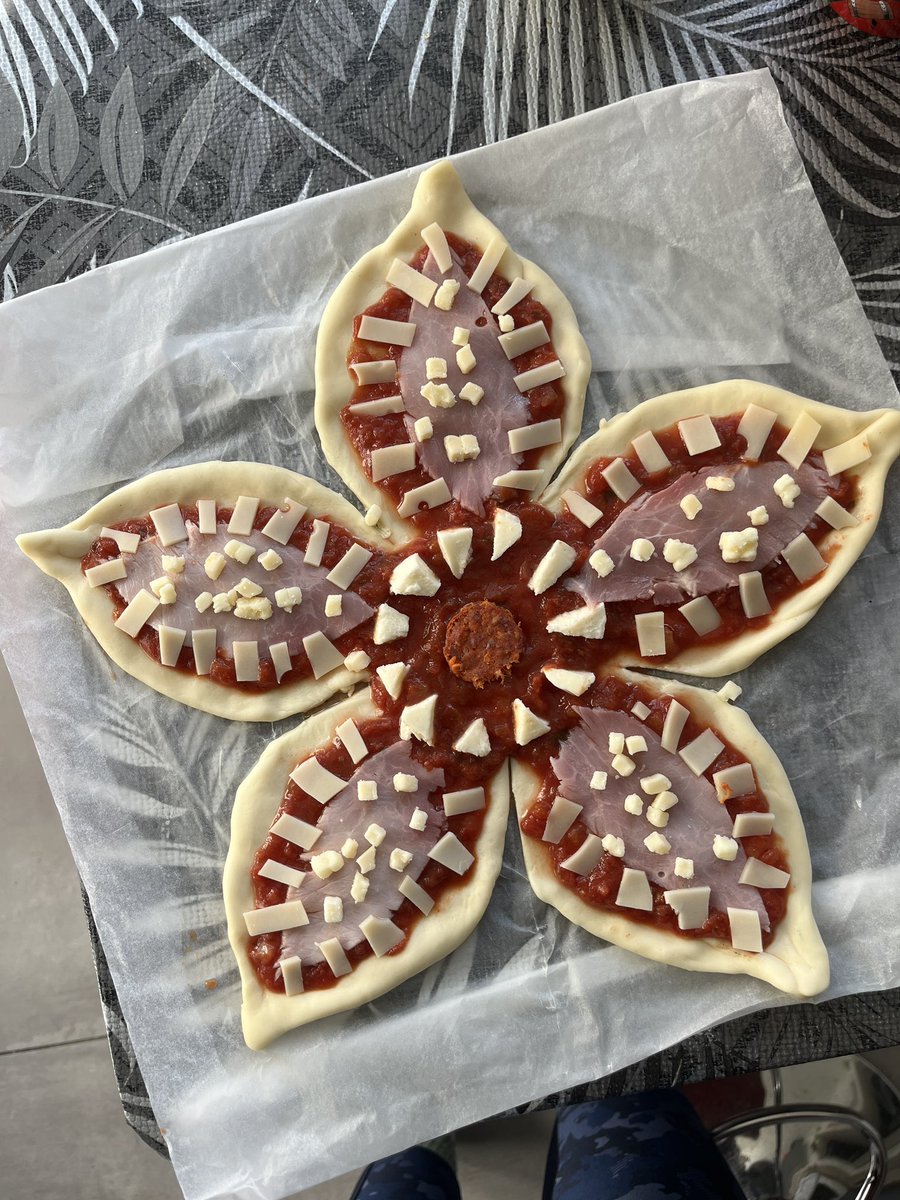 alekskawai's tweet image. Ça prépare la soirée stranger things ici , les petits vont avoir une belle surprise en rentrant de l’école tout à l’heure  😋👩🏻‍🍳