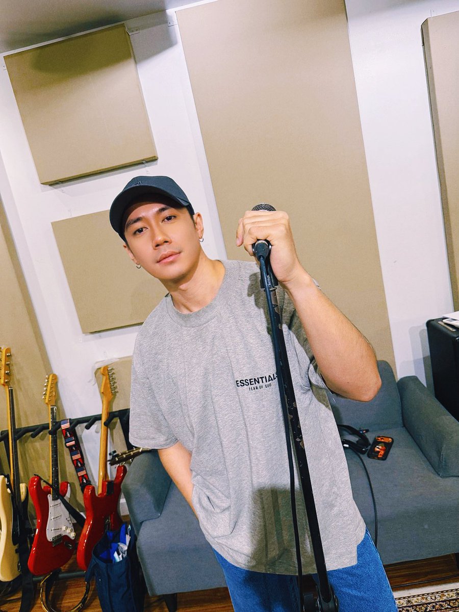 JAMRACHATA_OFC's tweet image. มือจับไมค์ ไฟส่องหน้า 
พร้อมจะเจอทุกคนแล้ว

#แจมรชตะ
#JAMRACHATA
#oneconnection