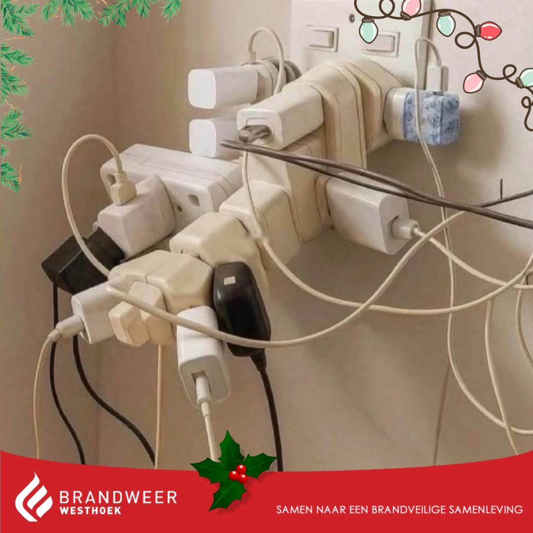 ✨🎄 Het is weer die tijd van het jaar: overal duiken lichtjes, slingers en kerstversiering op. Supergezellig! Maar … sommige “creatieve” oplossingen kunnen levensgevaarlijk zijn.

Maak het gezellig, maar hou het vooral veilig. 🚒✨

▶️ Meer info op brandweerwesthoek.be/preventie