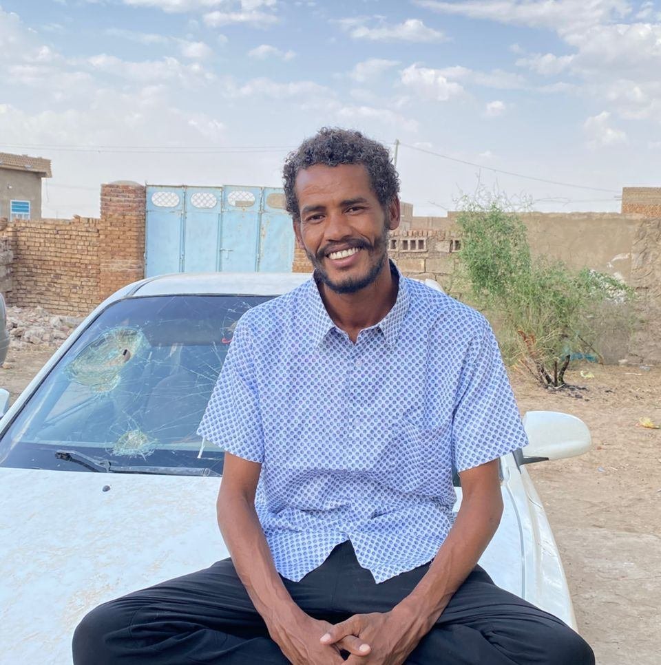 قوة عسكرية اقتحمت صباح اليوم منزل الصحفي «مهادن الزعيم» واعتقلته، وذلك بعد منشور نشره بالأمس ذكر فيه وقوع هجوم من قبل مجموعة مسلحة ترتدي زيًا عسكريًا، قامت بحلاقة الشعر لسكان إحدى القرى بولاية الجزيرة، وطاردت الشباب والأطفال داخل المنازل، وأطلقت الرصاص في الجو.