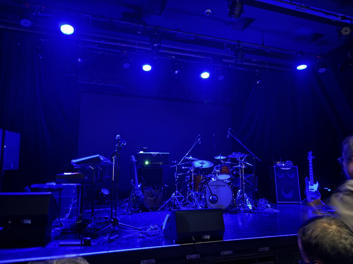 progrefan's tweet image. 本日はCASIOPEA、T-SQUARE派生のベテランJ-Fusion BandのTRIX『CHANCE』プレ・リリース・ライブ @ 池袋ミクサライブ東京 Club Mixaです✨
キャパ最大400のスタンディング・ホールですが、J-Fusion系は観客の年齢層が非常に高いので座席設置です😅
例によって湿布の香りが漂って来ます😓
#TRIX