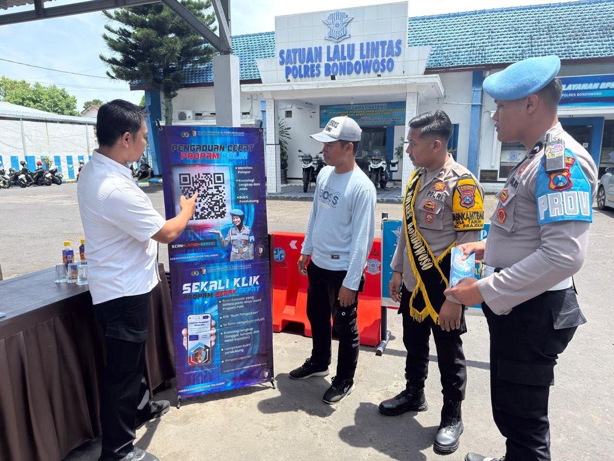SipropamBWS's tweet photo. Sipropam Polres Bondowoso melaksanakan giat Sosialisasi program baru Divpropam tentang barkode yanduan Propam Polri #propam #polisiindonesia https://t.co/ABHdtwhStX