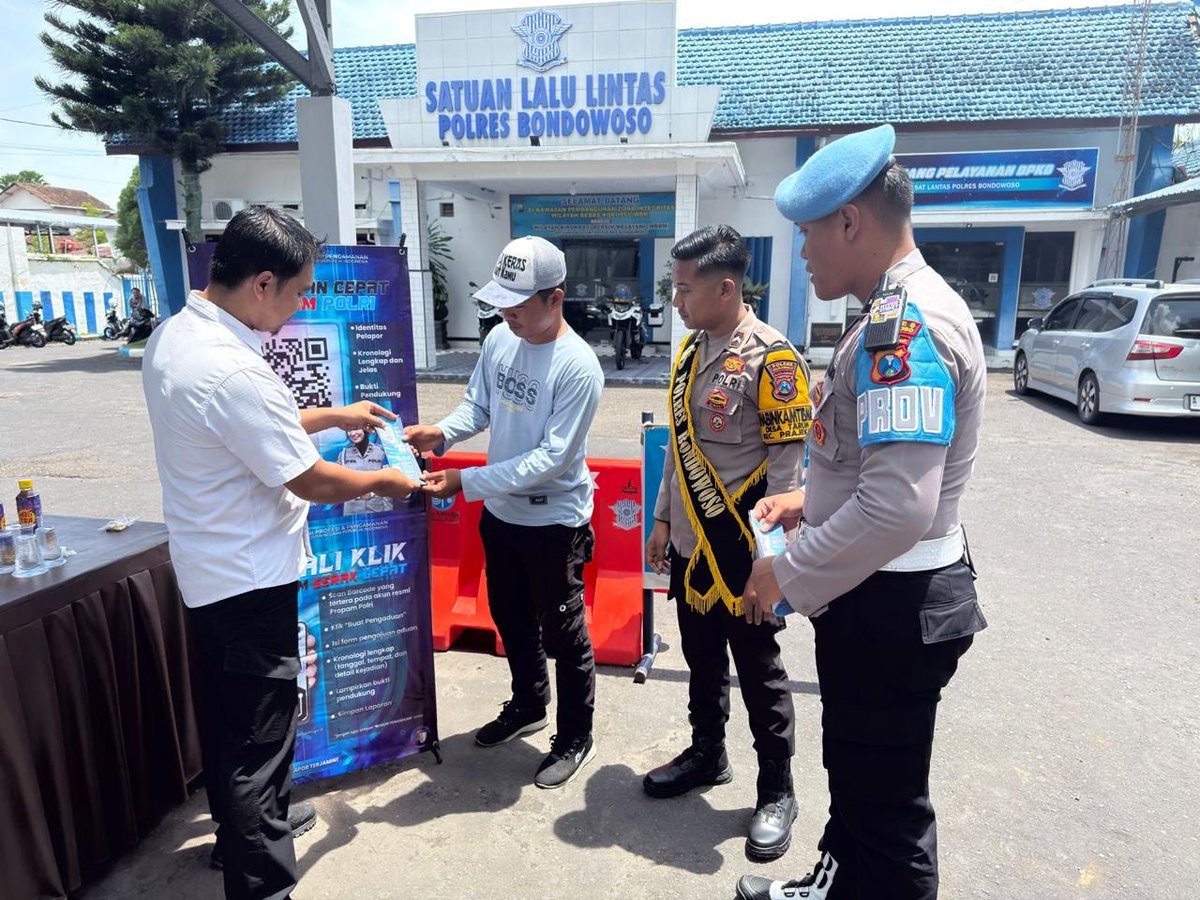 SipropamBWS's tweet photo. Sipropam Polres Bondowoso melaksanakan giat Sosialisasi program baru Divpropam tentang barkode yanduan Propam Polri #propam #polisiindonesia https://t.co/ABHdtwhStX