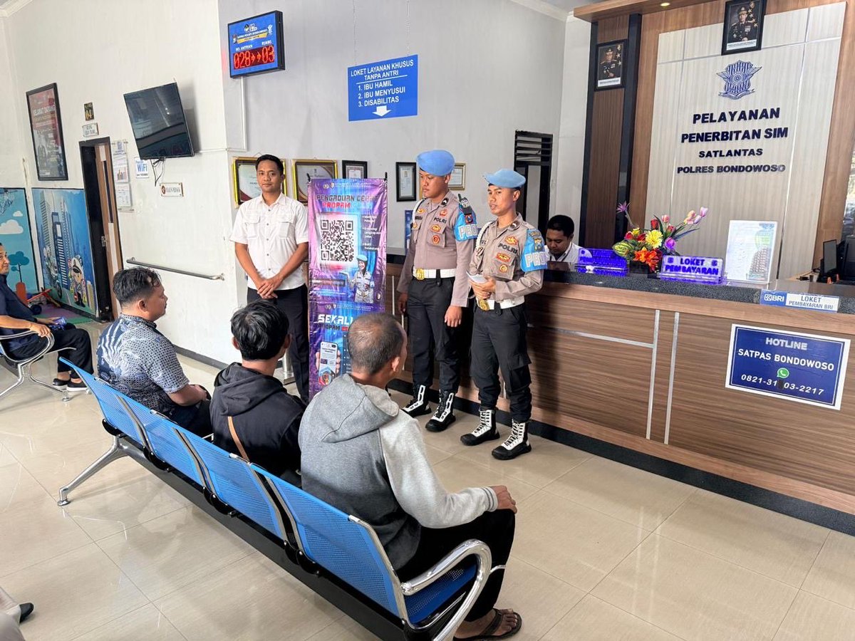 SipropamBWS's tweet photo. Sipropam Polres Bondowoso melaksanakan giat Sosialisasi program baru Divpropam tentang barkode yanduan Propam Polri #propam #polisiindonesia https://t.co/ABHdtwhStX