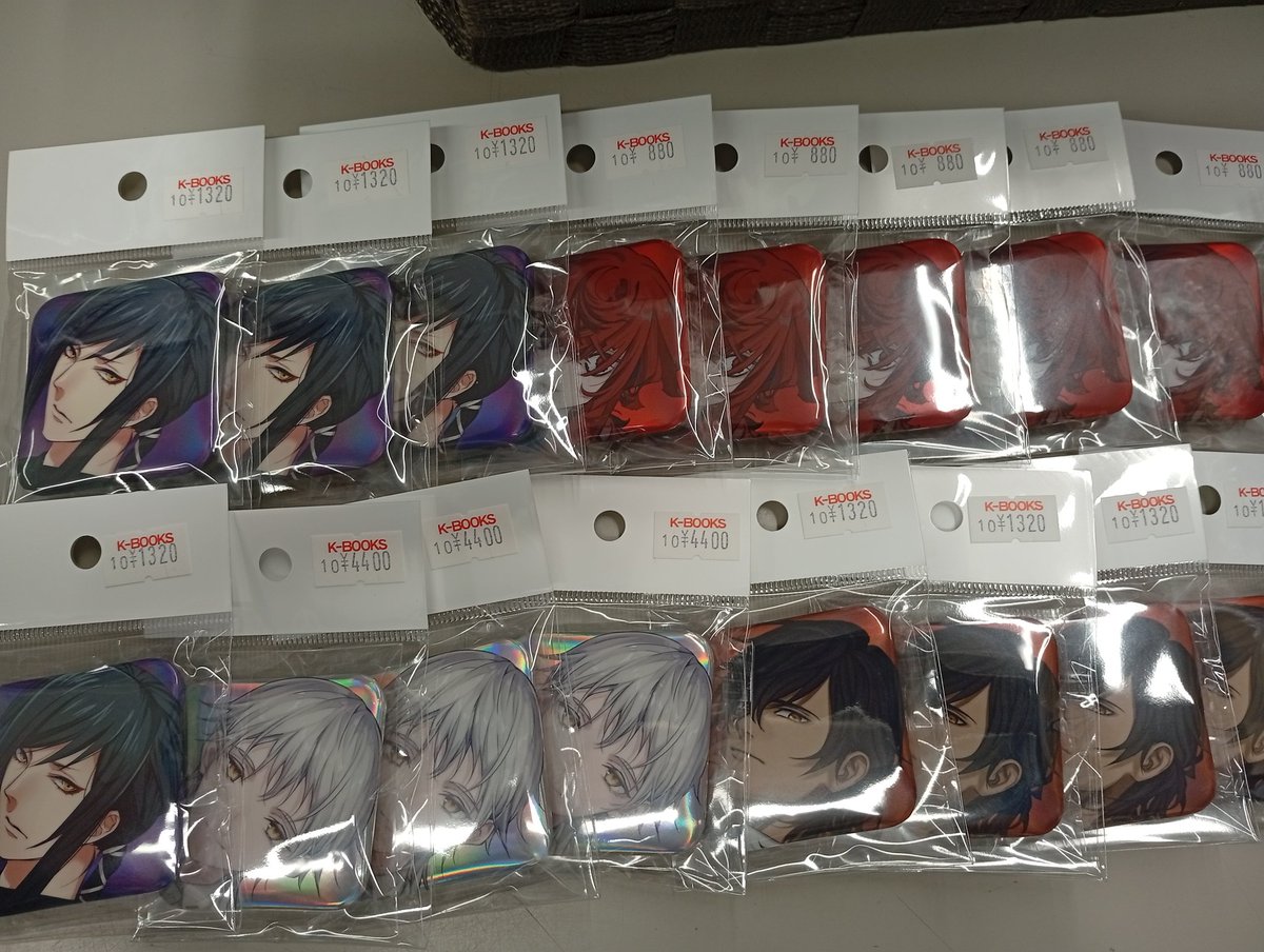 入荷情報】 刀剣乱舞 大本丸博 スクエア缶バッジ 実休光忠 鶴丸国永