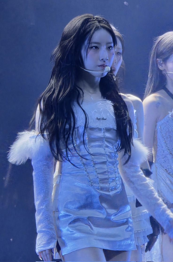 redmoonutopia's tweet image. There are two demons in my head peleando sobre el headcanon de como tiene el pelo June, uno dice que marrón claro y con flequillo, y el otro dice que oscuro y sin flequillo