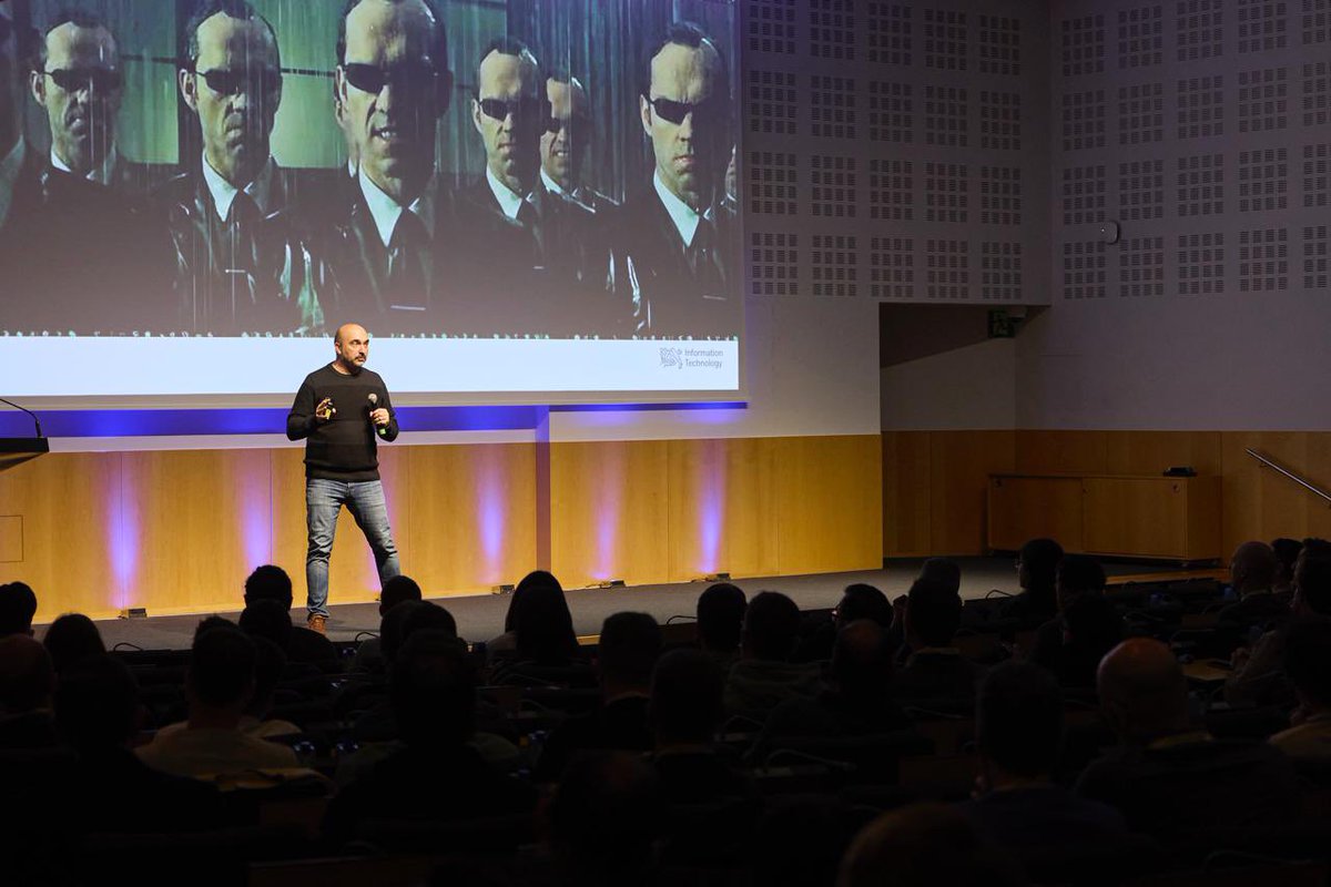 plainconcepts's tweet image. Turno de uno de los grandes veteranos del #STechDay2025bcn… ¡Enrique Mora! 👏🏼

En su charla desmitifica los sistemas “agénticos” y muestra qué funciona hoy en grandes empresas: asistentes RAG, copilotos de workflow y agentes multiherramienta. 🤖