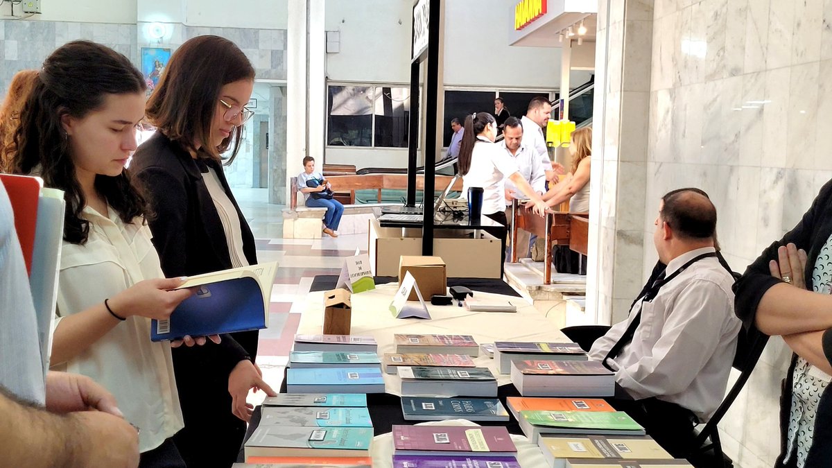 PoderJudicialPY's tweet image. 🔴 Hoy se realiza feria de libros y capacitación de bases de datos jurídicos

➕Info: pj.gov.py/notas/29061-ho…