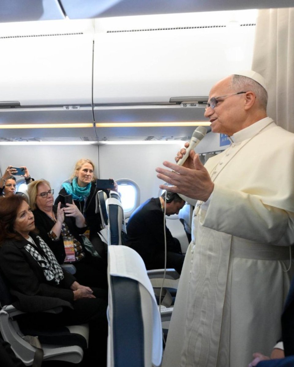 VaticanNews's tweet image. Pope Leo XIV wishes Americans &apos;Happy Thanksgiving&apos; as he greets journalists traveling with him aboard the papal plane bound for Ankara at the start of his Apostolic Journey to Türkiye.

vaticannews.va/en/pope/news/2…
