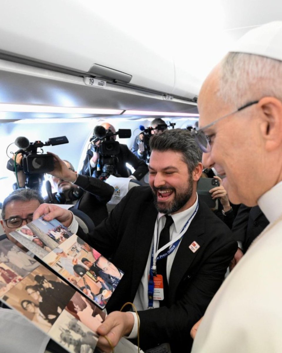 VaticanNews's tweet image. Pope Leo XIV wishes Americans &apos;Happy Thanksgiving&apos; as he greets journalists traveling with him aboard the papal plane bound for Ankara at the start of his Apostolic Journey to Türkiye.

vaticannews.va/en/pope/news/2…