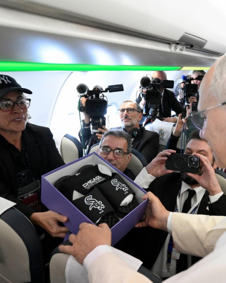 VaticanNews's tweet image. Pope Leo XIV wishes Americans &apos;Happy Thanksgiving&apos; as he greets journalists traveling with him aboard the papal plane bound for Ankara at the start of his Apostolic Journey to Türkiye.

vaticannews.va/en/pope/news/2…