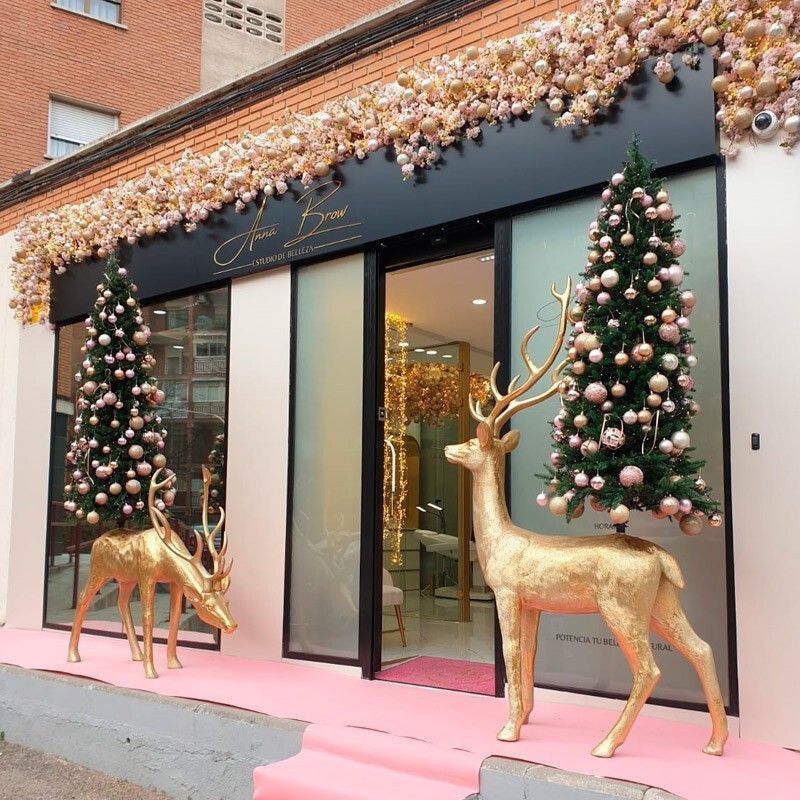 LasCameliasAF's tweet photo. ✨🌲 La magia de la Navidad empieza en la puerta. El último artículo de Un Mundo de Flores muestra cómo una fachada bien decorada puede transformar cualquier entrada en pura ilusión. ¿Listo para darle vida a la tuya? 🎅✨

https://t.co/LmZEkOMMhD https://t.co/zloDQDmwF4