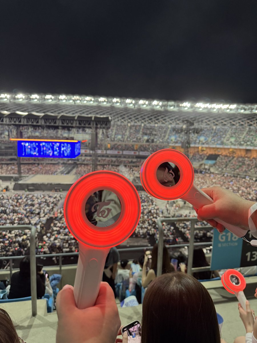imwannableigot7's tweet photo. 有時候我都不知道我在拍什麼東西哈哈哈哈😂
靠邀
早知道不要用望遠鏡頭
抖的跟中風一樣
是不是要買個Samsung s25了
 @JYPETWICE 
 #TWICE https://t.co/fpGNfDSxJO