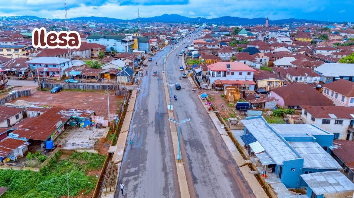 AAdeleke_01's tweet image. 𝗜𝗺𝗼𝗹𝗲 𝗜𝗻𝗳𝗿𝗮𝘀𝘁𝗿𝘂𝗰𝘁𝘂𝗿𝗲 𝗥𝗲𝘃𝗼𝗹𝘂𝘁𝗶𝗼𝗻 𝗜𝗻 𝗧𝗵𝗿𝗲𝗲 𝗬𝗲𝗮𝗿𝘀

When I assumed office in 2022, the Osun infra deficit was above eighty percent. Today, we have reduced the infra deficit by over 50 percent. This makes Osun one of the fastest growing states…