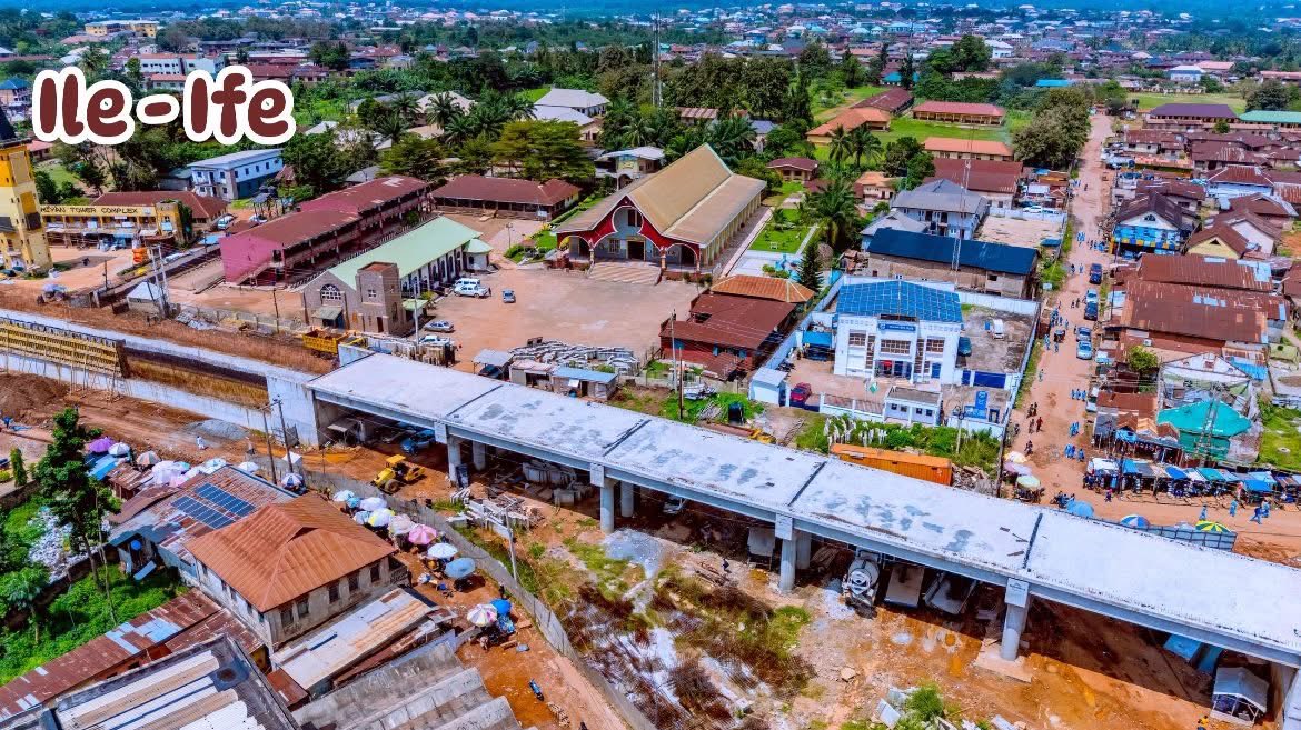 AAdeleke_01's tweet image. 𝗜𝗺𝗼𝗹𝗲 𝗜𝗻𝗳𝗿𝗮𝘀𝘁𝗿𝘂𝗰𝘁𝘂𝗿𝗲 𝗥𝗲𝘃𝗼𝗹𝘂𝘁𝗶𝗼𝗻 𝗜𝗻 𝗧𝗵𝗿𝗲𝗲 𝗬𝗲𝗮𝗿𝘀

When I assumed office in 2022, the Osun infra deficit was above eighty percent. Today, we have reduced the infra deficit by over 50 percent. This makes Osun one of the fastest growing states…