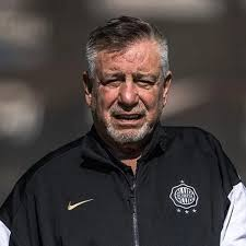 DE UN CERRISTA PARA ALMEIDA:

De niñito que apenas se sentía, ya escuchaba hablar de Ever Hugo Almeida como arquero de Guaraní, allá por 1972. Mi abuelo, Don Niño, era enfermo aurinegro y lo mencionaba como un gran arquero. 
Mi alma se vino al piso, como pequeño inocente, cuando