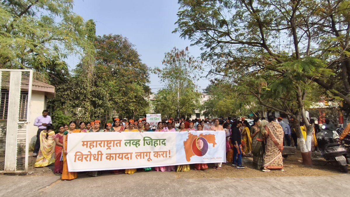 HJS_PJ's tweet image. जलगांवमे हिन्दुओं की @Dev_Fadnavis
जी से मांग
राज्य में लव जिहाद विरोधी कानून लागू करे ।

🚩 35 से अधिक संघटनांओंका सहभाग !
🚩 ज्ञापन देने एकत्रित हुए सैकड़ों नागरिक !
🚩 @HinduJagrutiOrg  की ओर से 15 हजार हस्ताक्षरोंका ज्ञापन !
@hindupost
@SachdevaAmita @Ramesh_hjs @ANI