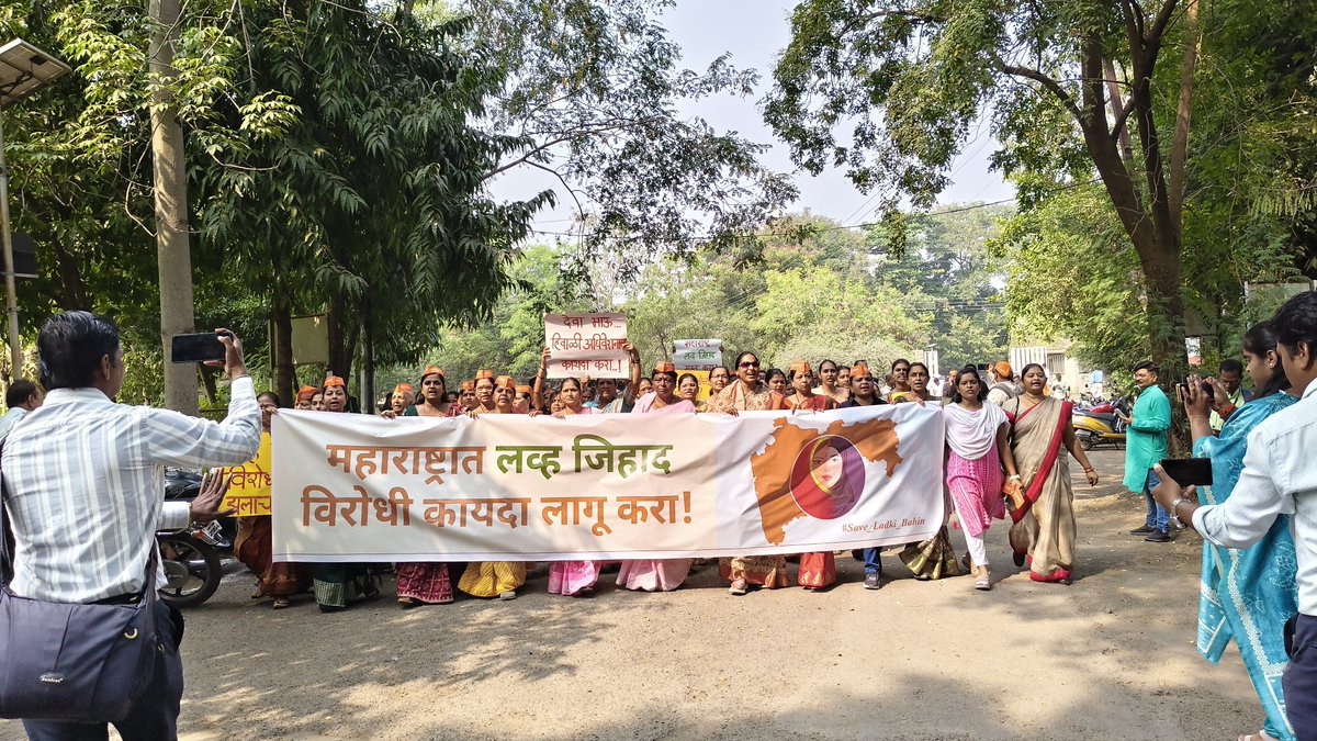 HJS_PJ's tweet image. जलगांवमे हिन्दुओं की @Dev_Fadnavis
जी से मांग
राज्य में लव जिहाद विरोधी कानून लागू करे ।

🚩 35 से अधिक संघटनांओंका सहभाग !
🚩 ज्ञापन देने एकत्रित हुए सैकड़ों नागरिक !
🚩 @HinduJagrutiOrg  की ओर से 15 हजार हस्ताक्षरोंका ज्ञापन !
@hindupost
@SachdevaAmita @Ramesh_hjs @ANI