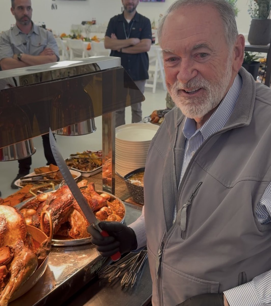 GovMikeHuckabee's tweet image. Today @janethuckabee &amp;amp; I helped serve 150 US service members who are serving in Gaza Peace Plan a Thanksgiving dinner in Southern Israel. They are far from home but they had a true American feast! God bless our troops!