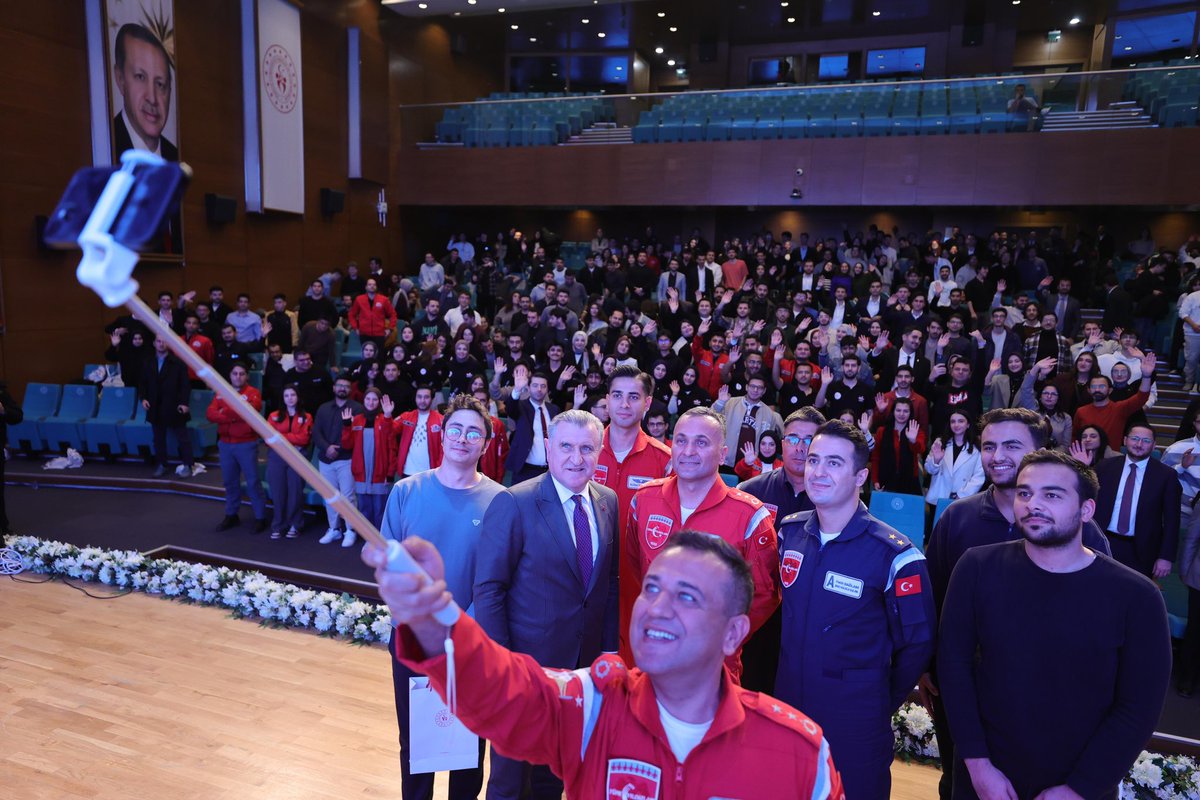 📍72. Gençler Bakanlığında

TEKNOFEST 2024 ve 2025 finallerinde Gençlik Merkezlerimizi temsil eden genç mucitlerimiz ve Türk Yıldızları Akrobasi Timi ile Bakanlığımızda buluştuk.🇹🇷

Ülkemizin umudu olan, azimli ve özgüven dolu gençlerimizle gurur duyuyor; Millî Teknoloji